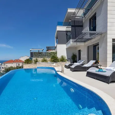 Lux Afrodita - Four Bedroom With Outdoor Pool מאקרסקה